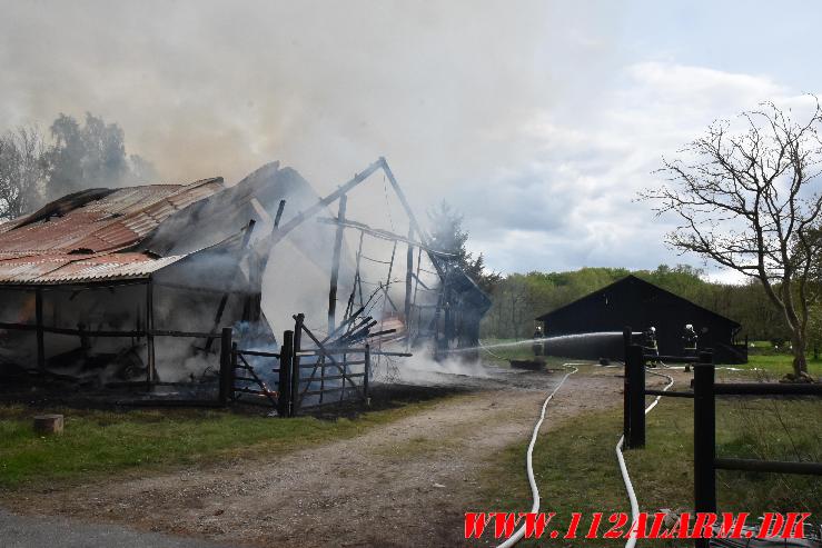 Laden gik op i flammer. Sellerup Strandvej ved Børkop. 04/05-2024. Kl. 16:32.