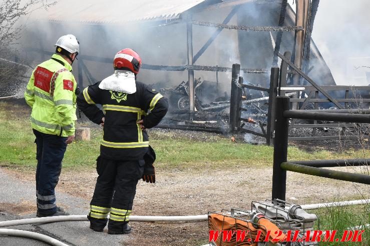 Laden gik op i flammer. Sellerup Strandvej ved Børkop. 04/05-2024. Kl. 16:32.