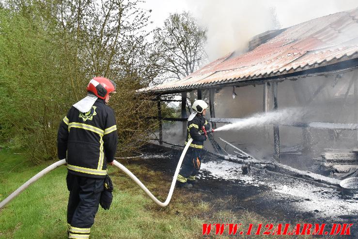 Laden gik op i flammer. Sellerup Strandvej ved Børkop. 04/05-2024. Kl. 16:32.