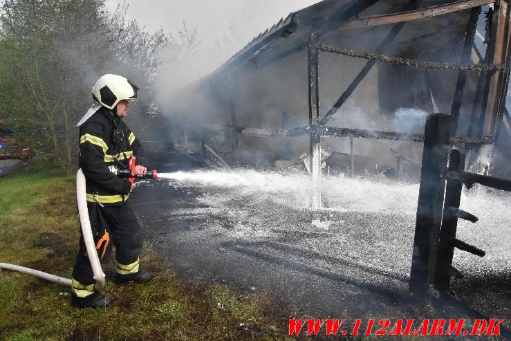 Laden gik op i flammer. Sellerup Strandvej ved Børkop. 04/05-2024. Kl. 16:32.