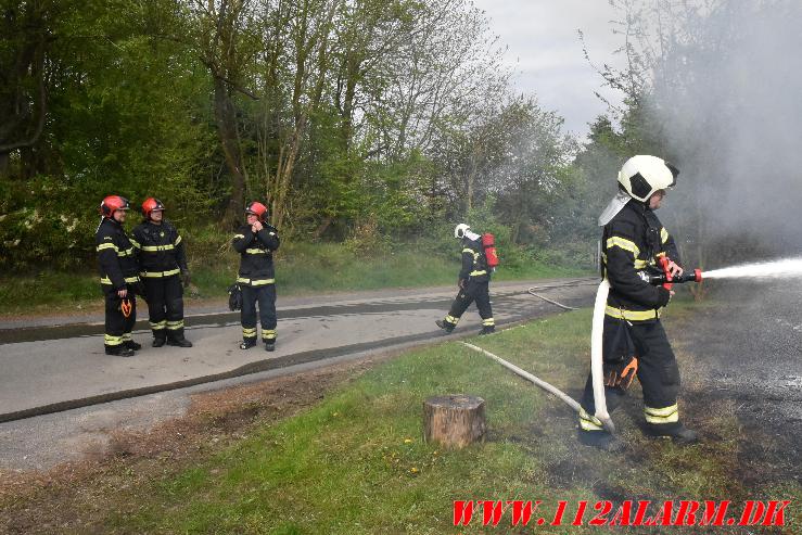 Laden gik op i flammer. Sellerup Strandvej ved Børkop. 04/05-2024. Kl. 16:32.