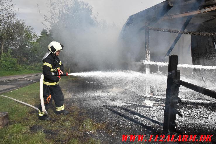 Laden gik op i flammer. Sellerup Strandvej ved Børkop. 04/05-2024. Kl. 16:32.