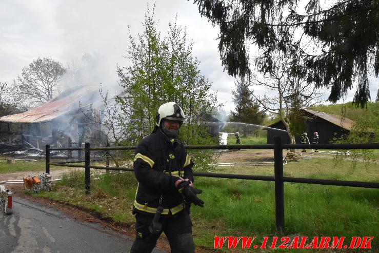 Laden gik op i flammer. Sellerup Strandvej ved Børkop. 04/05-2024. Kl. 16:32.