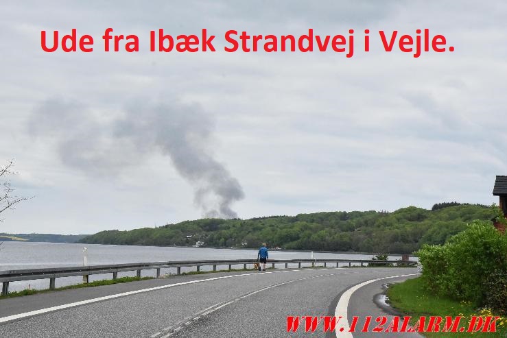 Laden gik op i flammer. Sellerup Strandvej ved Børkop. 04/05-2024. Kl. 16:32.