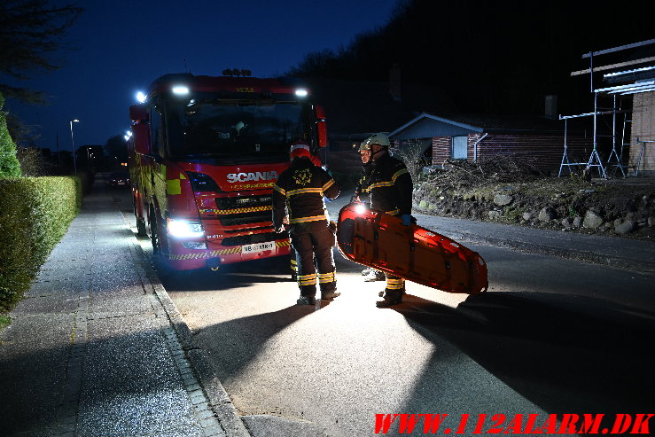 Mand faldet ned ad skrænt ved Banedanmarks skinner Banevang i Vejle. 15/03-2025. Kl. 18:50.
