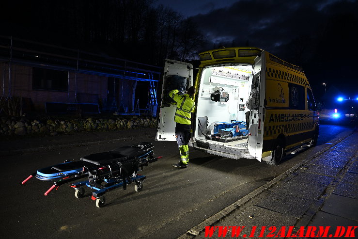 Mand faldet ned ad skrænt ved Banedanmarks skinner Banevang i Vejle. 15/03-2025. Kl. 18:50.