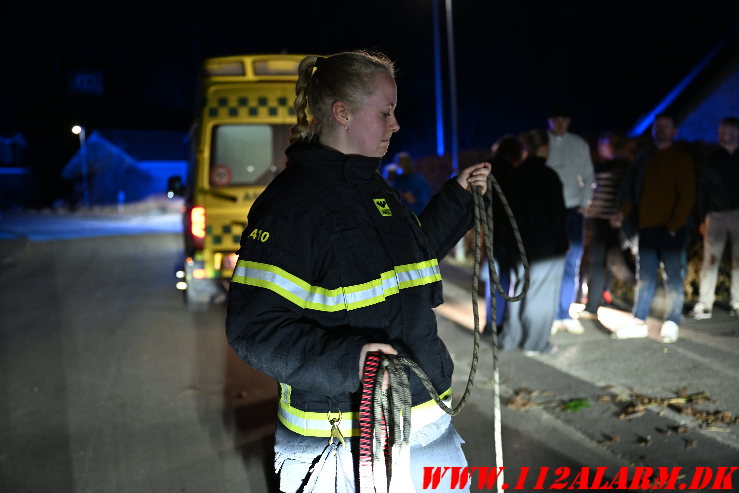 Mand faldet ned ad skrænt ved Banedanmarks skinner Banevang i Vejle. 15/03-2025. Kl. 18:50.