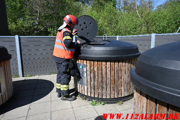 Drama i papcontaineren Tårnfalkevej i Skibet. 07/05-2025. KL. 15:05.