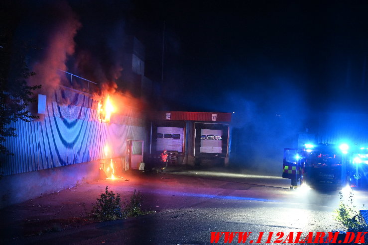 Brand i industribygning Ellehammersvej i Vejle. 08/05-2025. Kl. 00:35.