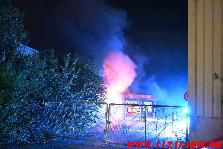 Brand i industribygning Ellehammersvej i Vejle. 08/05-2025. Kl. 00:35.
