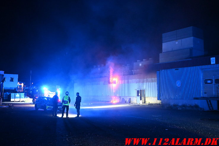 Brand i industribygning Ellehammersvej i Vejle. 08/05-2025. Kl. 00:35.