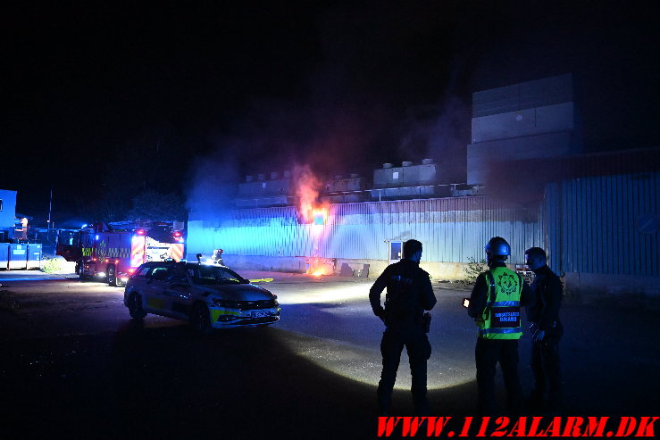 Brand i industribygning Ellehammersvej i Vejle. 08/05-2025. Kl. 00:35.