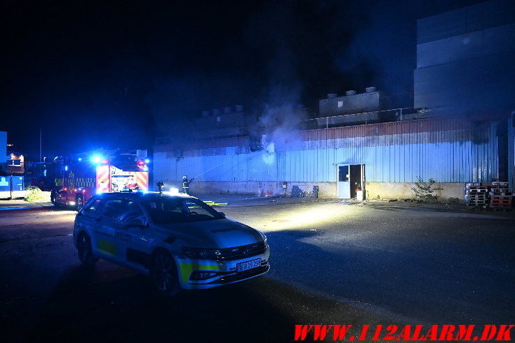 Brand i industribygning Ellehammersvej i Vejle. 08/05-2025. Kl. 00:35.