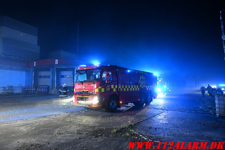 Brand i industribygning Ellehammersvej i Vejle. 08/05-2025. Kl. 00:35.