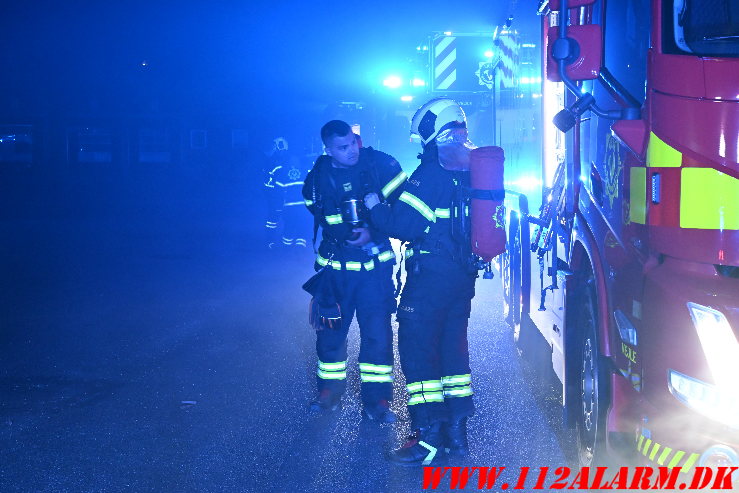 Brand i industribygning Ellehammersvej i Vejle. 08/05-2025. Kl. 00:35.