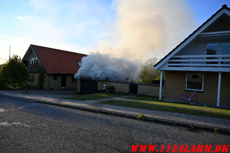 Brand i garage. Bellisvej i Vejle. 08/05-2025. KL. 20:13.