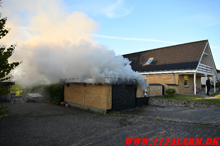 Brand i garage. Bellisvej i Vejle. 08/05-2025. KL. 20:13.