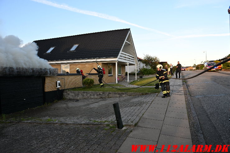 Brand i garage. Bellisvej i Vejle. 08/05-2025. KL. 20:13.