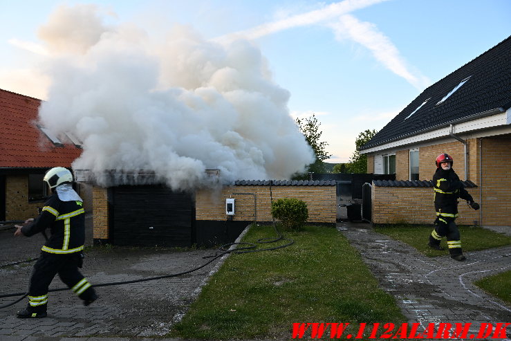Brand i garage. Bellisvej i Vejle. 08/05-2025. KL. 20:13.