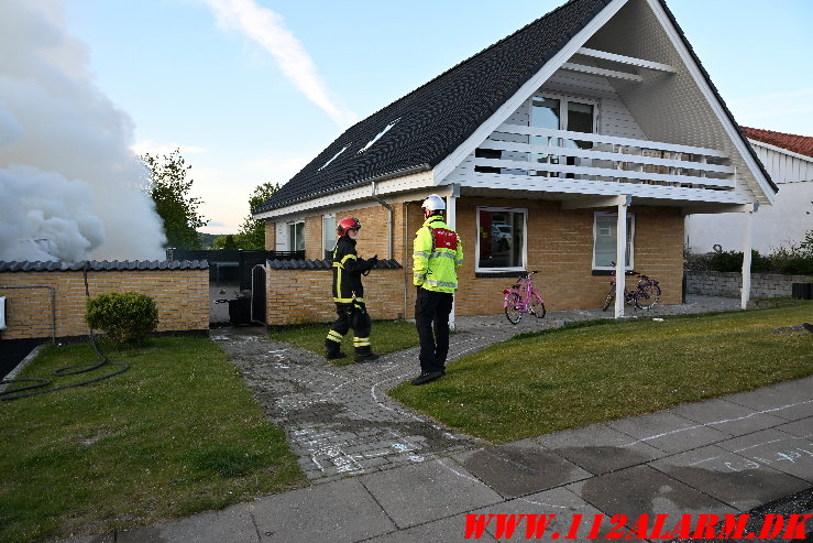 Brand i garage. Bellisvej i Vejle. 08/05-2025. KL. 20:13.