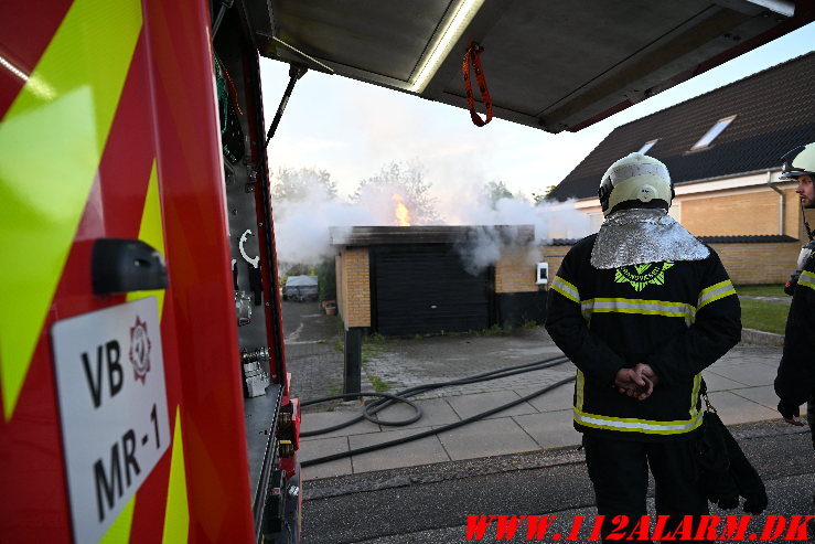 Brand i garage. Bellisvej i Vejle. 08/05-2025. KL. 20:13.