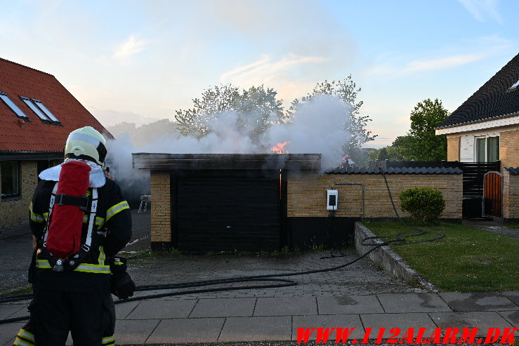 Brand i garage. Bellisvej i Vejle. 08/05-2025. KL. 20:13.