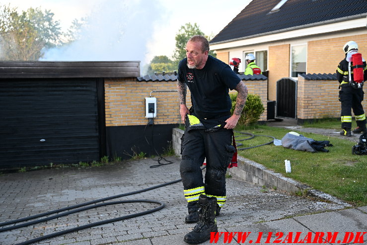 Brand i garage. Bellisvej i Vejle. 08/05-2025. KL. 20:13.