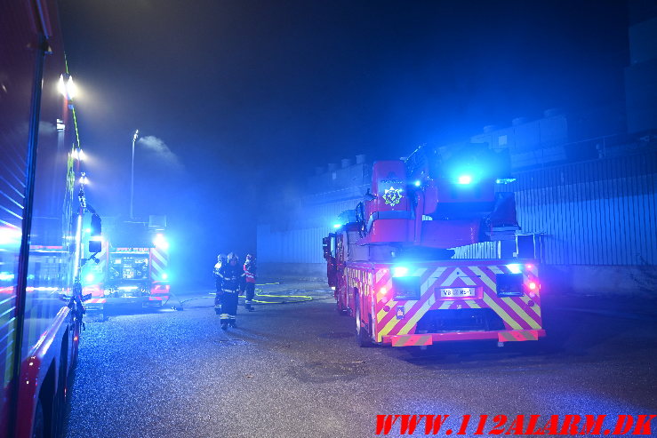 Brand i industribygning Ellehammersvej i Vejle. 08/05-2025. Kl. 00:35.