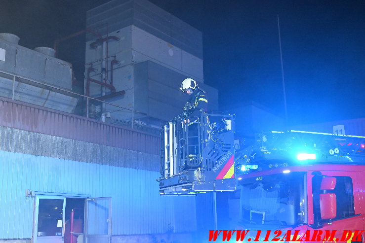 Brand i industribygning Ellehammersvej i Vejle. 08/05-2025. Kl. 00:35.