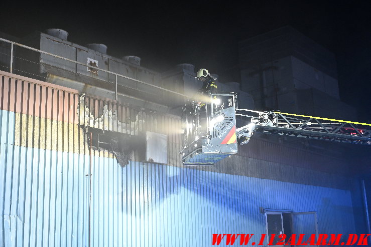 Brand i industribygning Ellehammersvej i Vejle. 08/05-2025. Kl. 00:35.