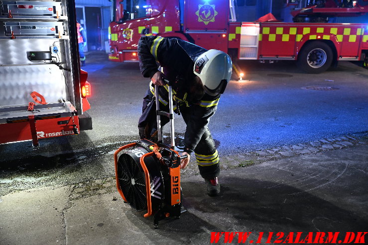 Brand i industribygning Ellehammersvej i Vejle. 08/05-2025. Kl. 00:35.