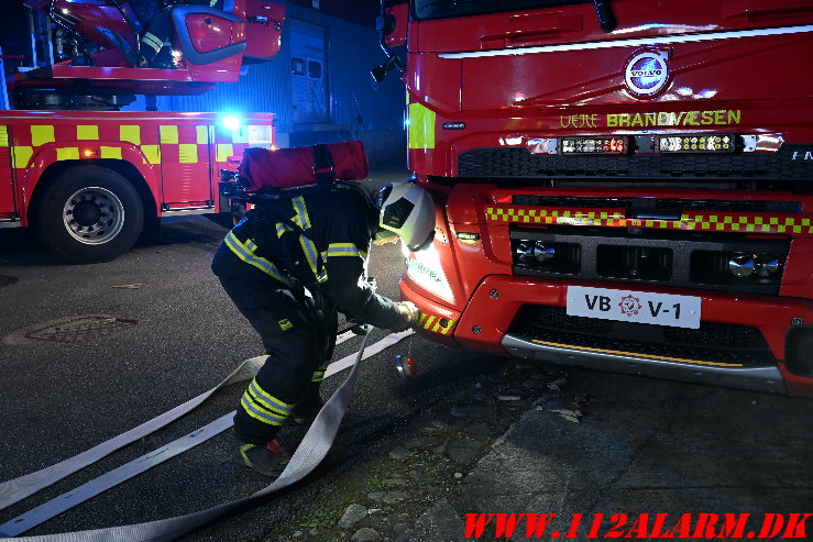 Brand i industribygning Ellehammersvej i Vejle. 08/05-2025. Kl. 00:35.