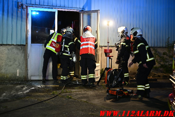 Brand i industribygning Ellehammersvej i Vejle. 08/05-2025. Kl. 00:35.
