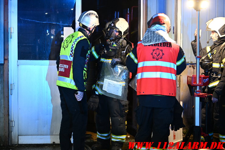 Brand i industribygning Ellehammersvej i Vejle. 08/05-2025. Kl. 00:35.