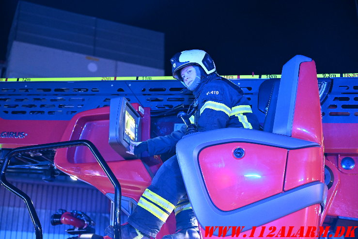 Brand i industribygning Ellehammersvej i Vejle. 08/05-2025. Kl. 00:35.