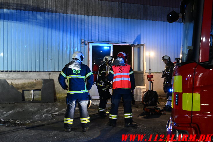 Brand i industribygning Ellehammersvej i Vejle. 08/05-2025. Kl. 00:35.