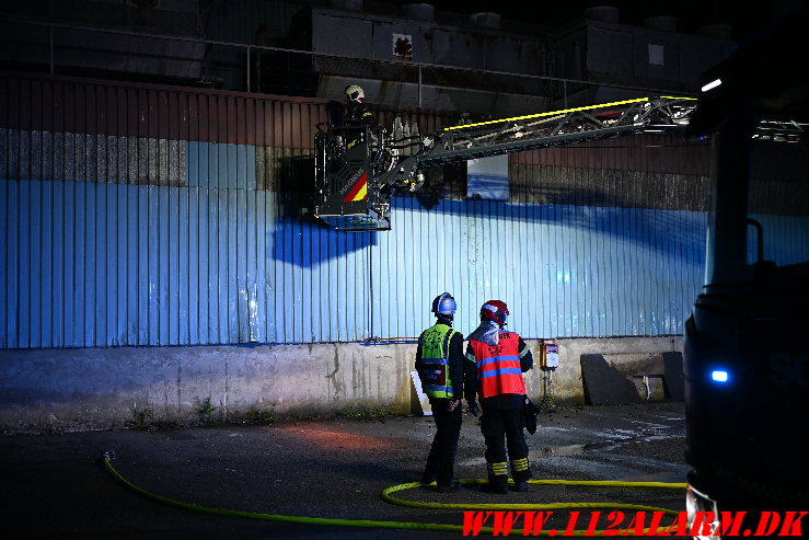 Brand i industribygning Ellehammersvej i Vejle. 08/05-2025. Kl. 00:35.