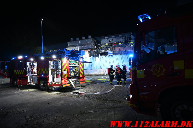 Brand i industribygning Ellehammersvej i Vejle. 08/05-2025. Kl. 00:35.