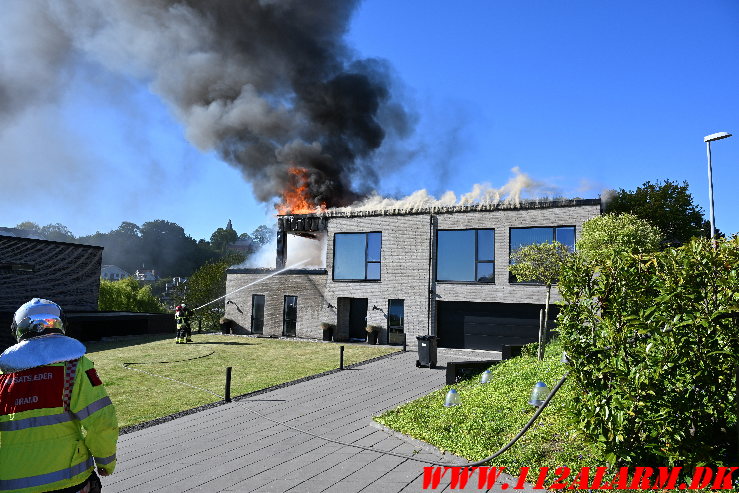 Brand i villa. Brønsbjergvej i Bredballe. 12/05-2025. KL. 17:37.