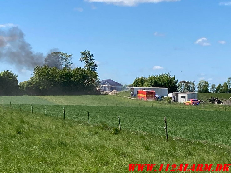 Hedensted Brandvæsen rykkede ud til gårdbrand. Skovhusevej 18 Horsens. 15/05-2025. Kl. 13:08.