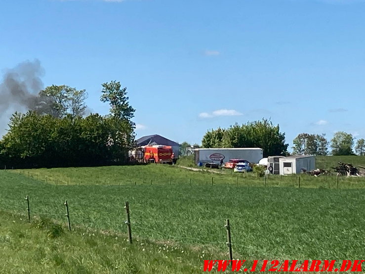 Hedensted Brandvæsen rykkede ud til gårdbrand. Skovhusevej 18 Horsens. 15/05-2025. Kl. 13:08.