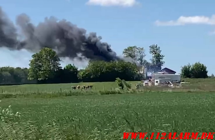 Hedensted Brandvæsen rykkede ud til gårdbrand. Skovhusevej 18 Horsens. 15/05-2025. Kl. 13:08.
