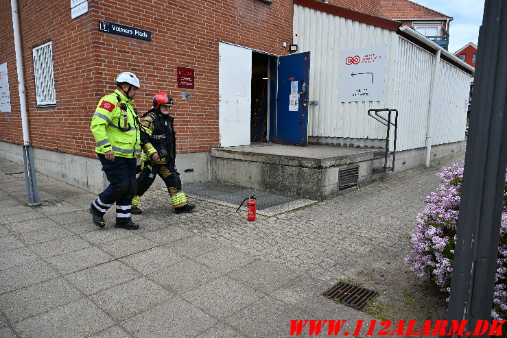 Cigaretskod antændte ild i kælderrist. Volmersgade i Vejle. 15/05-2025. Kl. 13:33.
