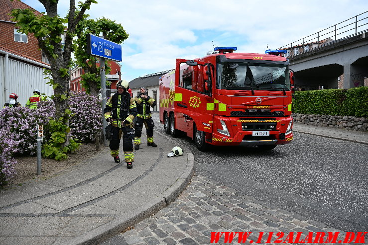 Cigaretskod antændte ild i kælderrist. Volmersgade i Vejle. 15/05-2025. Kl. 13:33.