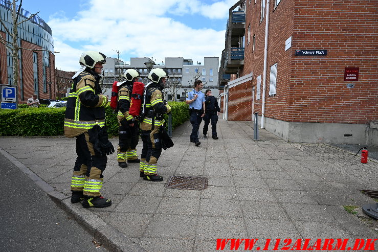 Cigaretskod antændte ild i kælderrist. Volmersgade i Vejle. 15/05-2025. Kl. 13:33.