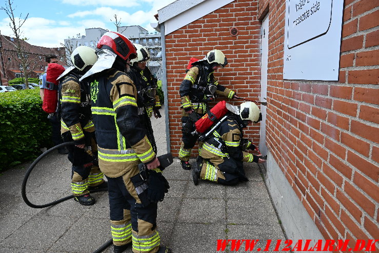 Cigaretskod antændte ild i kælderrist. Volmersgade i Vejle. 15/05-2025. Kl. 13:33.