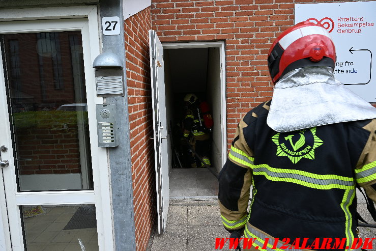 Cigaretskod antændte ild i kælderrist. Volmersgade i Vejle. 15/05-2025. Kl. 13:33.
