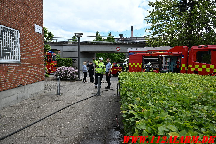 Cigaretskod antændte ild i kælderrist. Volmersgade i Vejle. 15/05-2025. Kl. 13:33.