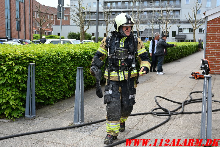 Cigaretskod antændte ild i kælderrist. Volmersgade i Vejle. 15/05-2025. Kl. 13:33.