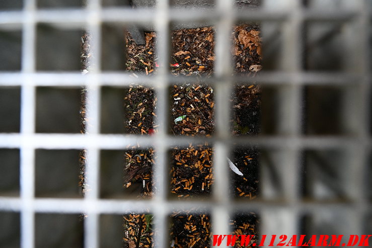 Cigaretskod antændte ild i kælderrist. Volmersgade i Vejle. 15/05-2025. Kl. 13:33.